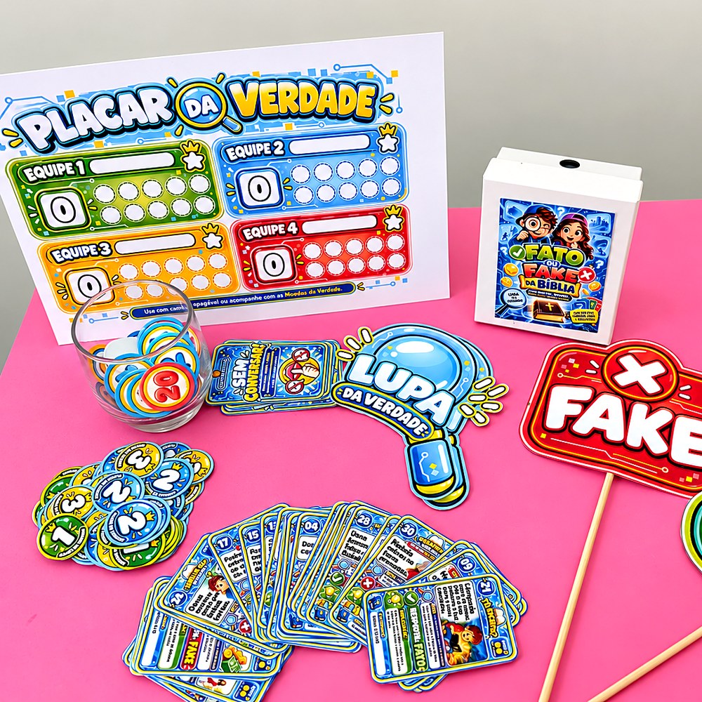 Cena do jogo montado com o Placar da Verdade, a caixinha, as moedas, as plaquinhas e as cartas